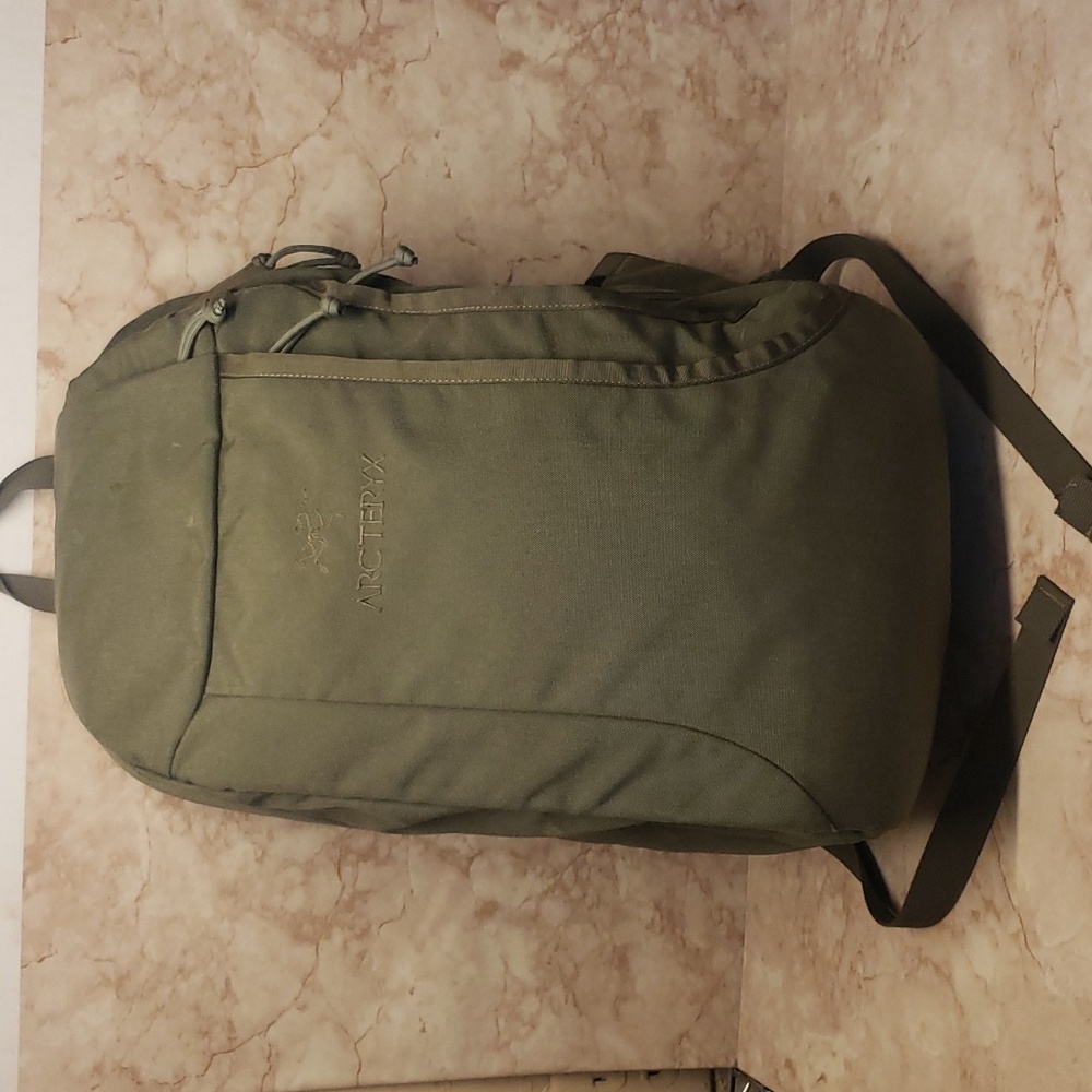 Arc'terix millitar green 100% nylon padded backpack Blake 21